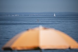 Depuis samedi et jusqu'à mercredi, l'ensemble de la Suisse est classé en niveau 3 de canicule en dessous de 800 mètres. Au Tessin - et depuis dimanche également autour du lac Léman - le niveau de danger est de 4 sur 5, ce qui signifie un risque él...